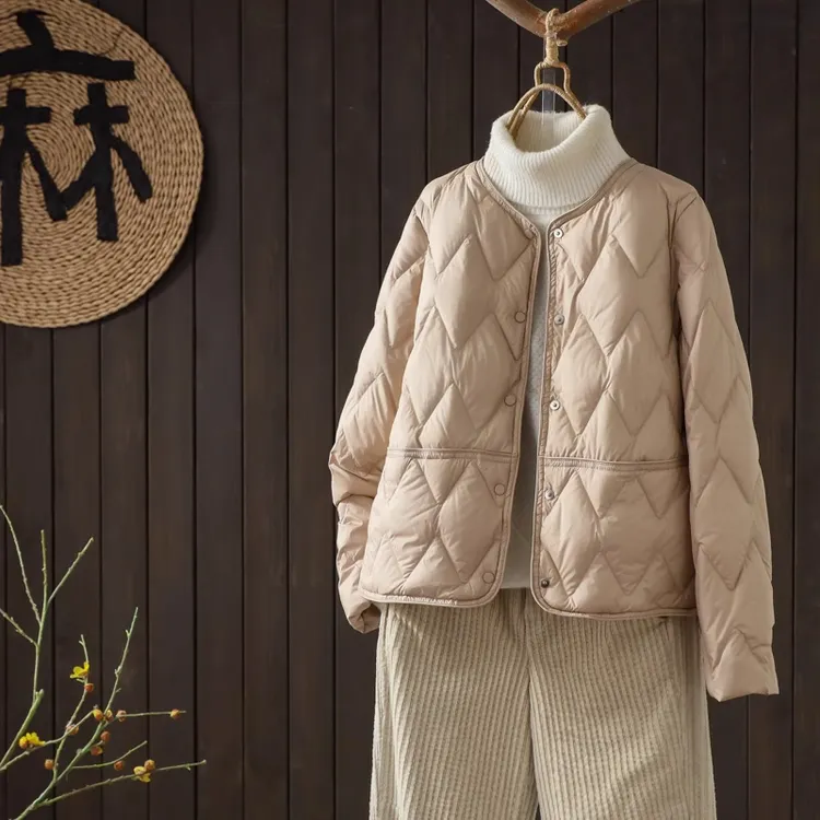 90%白鸭绒轻薄羽绒服女短款2025年秋冬新款时尚宽松圆领保暖外套