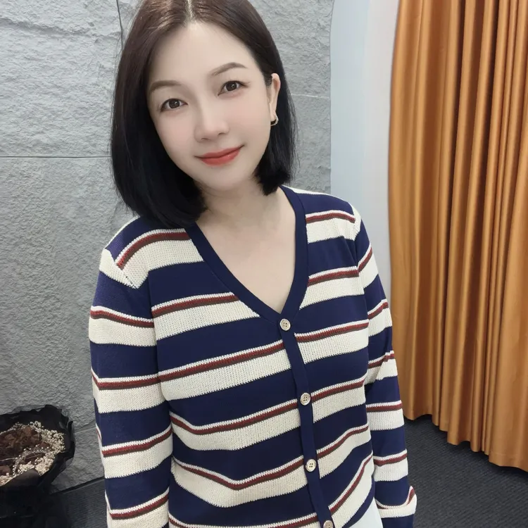 4472/4460秋款上新【大米家新款】拼色假开衫长袖套头V领条纹设计感