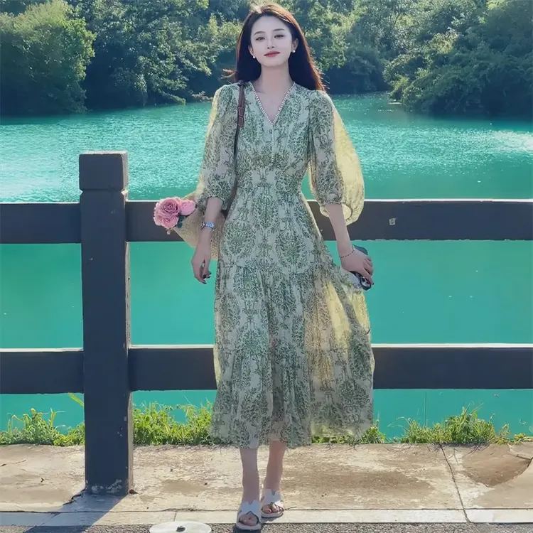 时尚绿色中袖雪纺连衣裙女春秋新款气质收腰长裙显瘦碎花V领A字裙