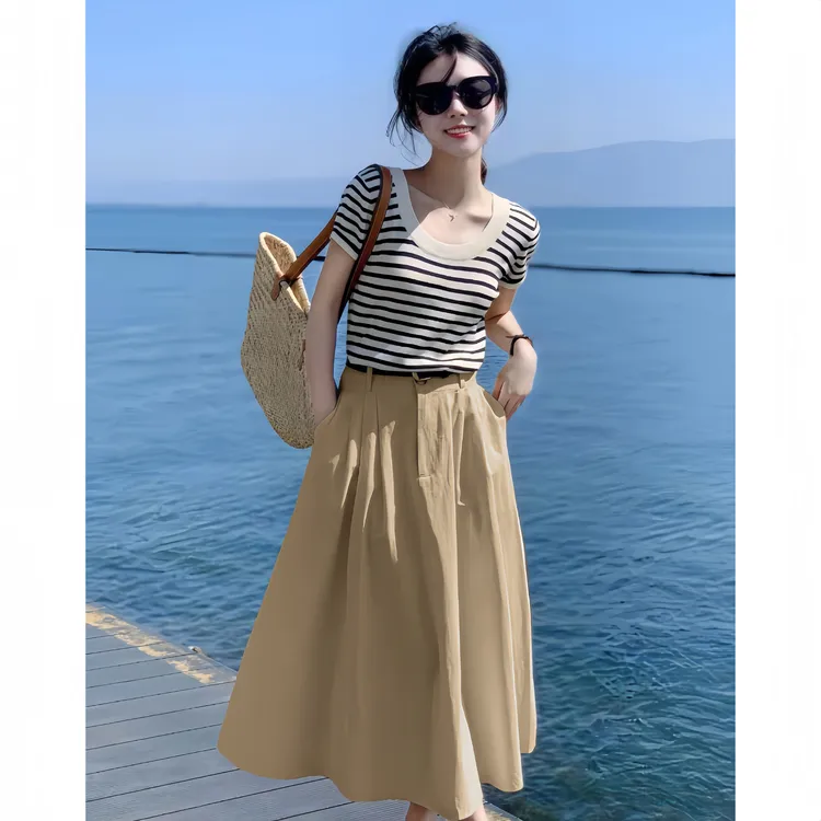 纯色松紧腰小个子半身裙搭配经典条纹针织短款大U领上衣阳光穿搭