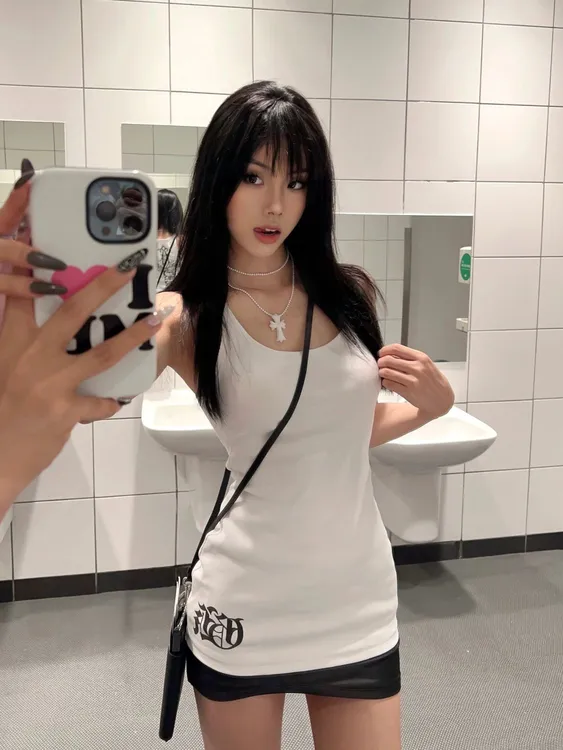 白色印花修身夏季新美式辣妹显瘦设计穿搭中长款无袖上衣外穿