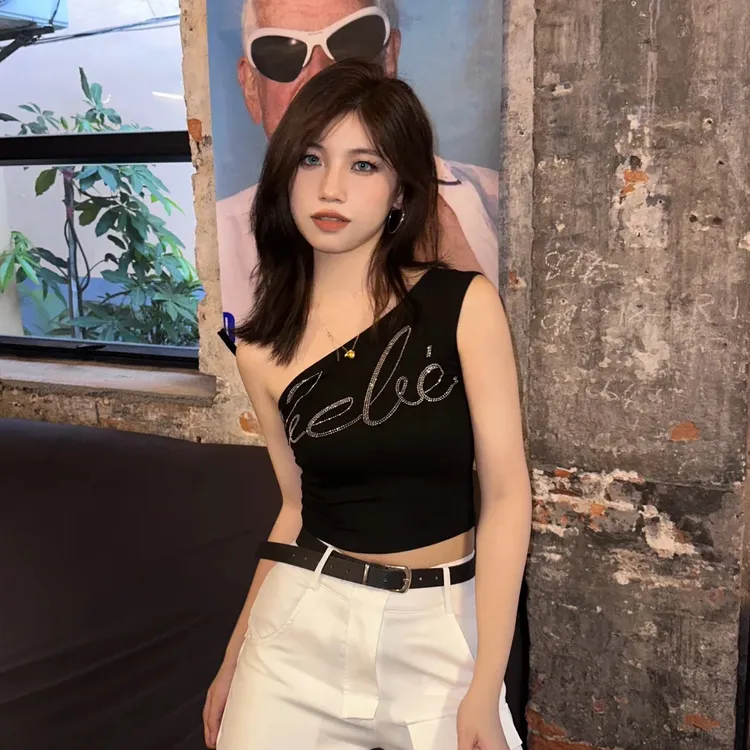 个性辣妹风黑色字母烫钻斜领露肩无袖t恤背心显瘦高腰露脐短上衣