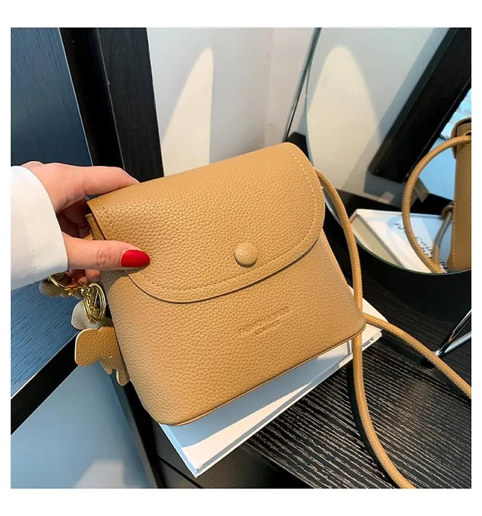 2024新款网红时尚百搭简约单肩斜跨洋气休闲小众女士单肩包秋冬