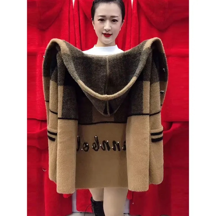 秋冬新款年轻妈妈装水貂绒外套女加厚宽松百搭中老年格子连帽上衣