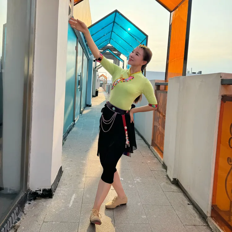 藏族舞蹈服装静静老师原版牛油果绿上衣不连裆短袖立领表演服装女