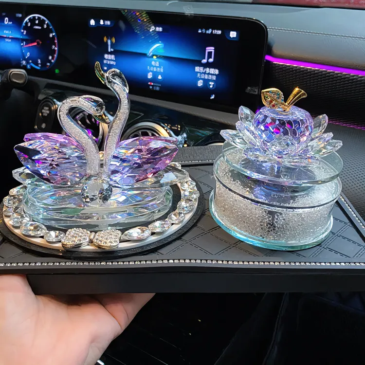 新款太阳能旋转水晶苹果香薰摆件车载香水女生汽车香气车内装饰品