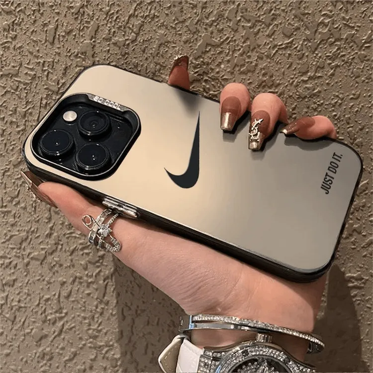 潮牌小勾个性适用苹果15Promax潮11/12男女情侣14plus简约手机壳