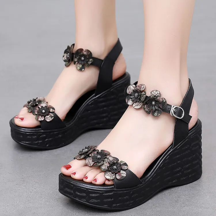 真皮花朵女凉鞋复古风露趾高跟厚底时尚百搭夏季外穿坡跟一字扣带