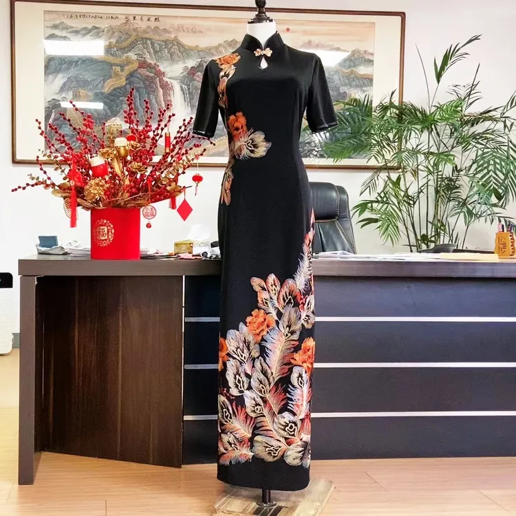 （断码）（向阳花开）弹力抗皱浮雕立体定位绣花长款旗袍走秀队服