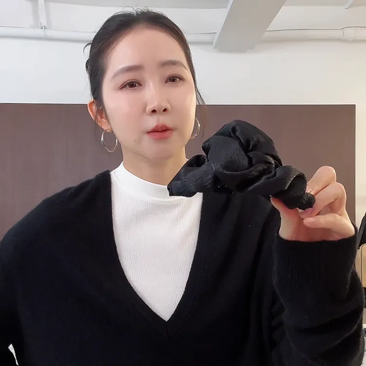 陈姬儿新款高级感缎面黑色褶皱抓夹韩系轻奢后脑勺鲨鱼夹子321