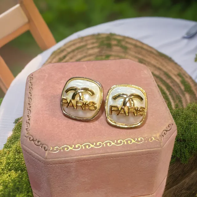 铜合金耳饰 奶白小香方糖高级巴黎字母轻奢简约气质 A236