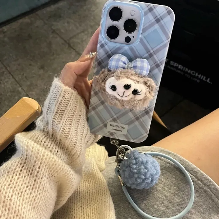 可爱蓝格纹毛绒雪莉玫适用于iPhone16苹果15手机壳新款14防摔支架