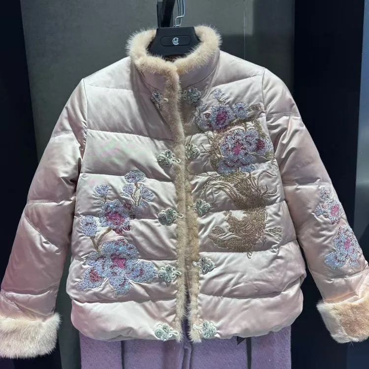TCH服饰店播-2025新款烫钻金凤富贵花小毛领时尚羽绒服T72D198016