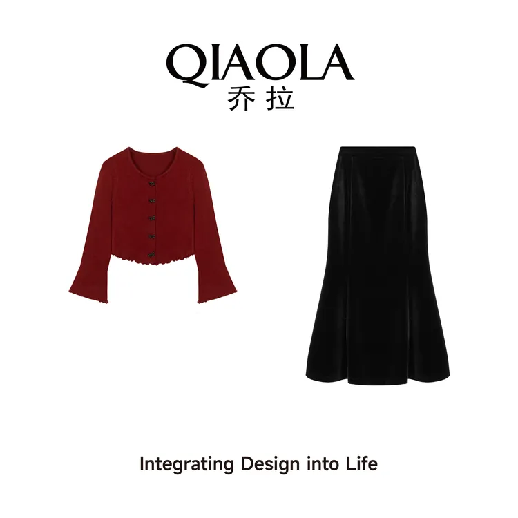 QIAOLA/乔拉【圣诞胶片】秋冬季包芯丝U领喇叭袖鱼尾摆时尚套装预售