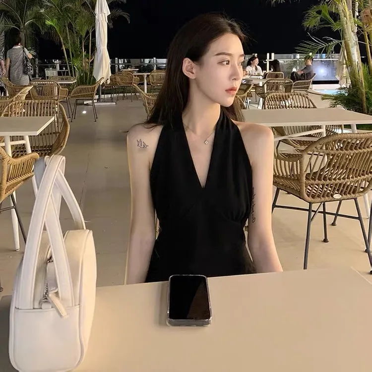 挂脖小众沙滩裙女2025年新款海边度假风超仙气质女神范连衣裙夏