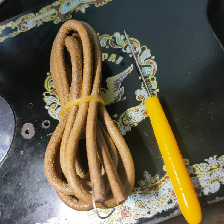 老式缝纫机牛皮带送锥子一个