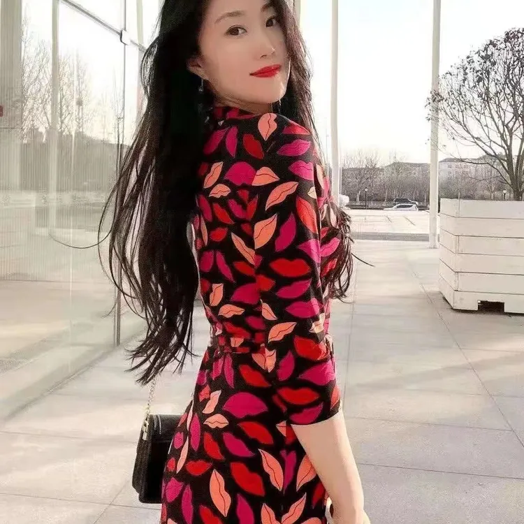 大嘴花 裹身裙一片式V领气质修身碎花连衣裙茶歇裙 海边度假长裙