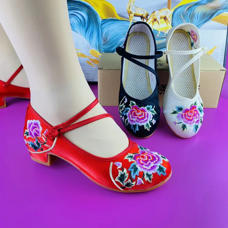 广场舞鞋绣花鞋方跟女鞋透气妈妈鞋老北京布鞋秋季牛筋底女汉服鞋