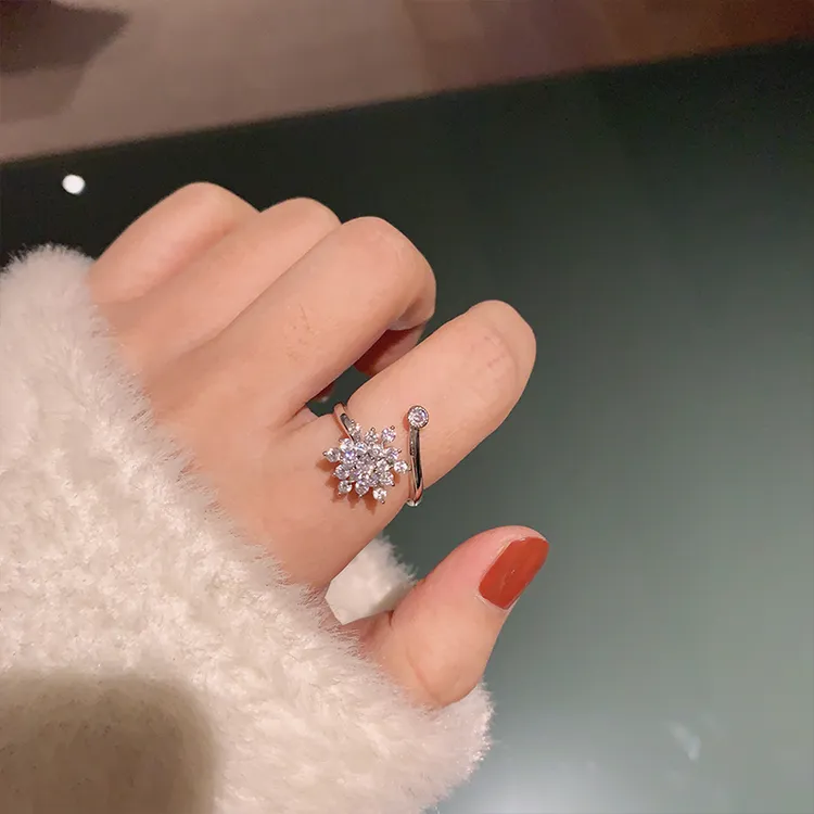 oushipei/欧诗佩 铜合金合成锆石戒指 时尚个性可旋转雪花戒指女