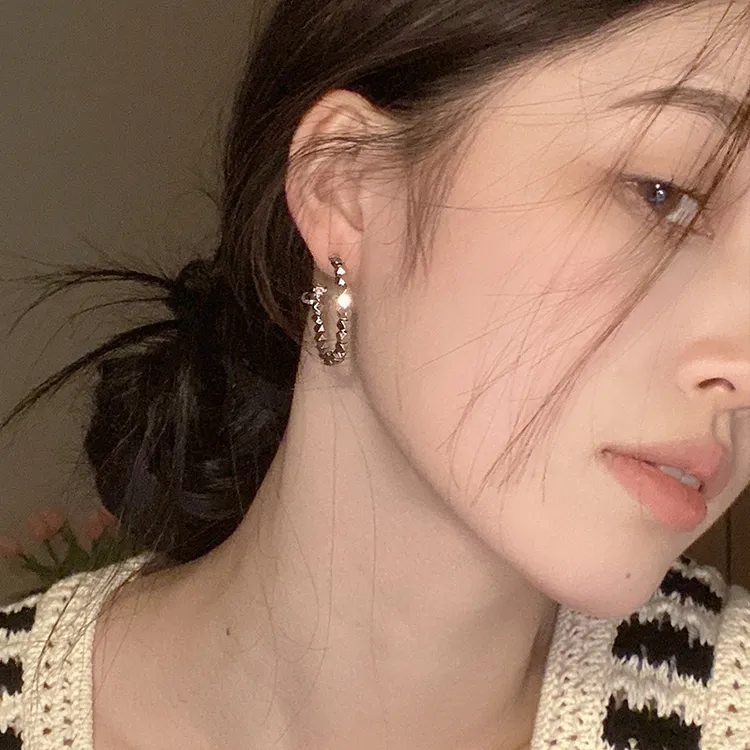 oushipei/欧诗佩 铜合金耳饰 ins冷淡风碎银子高级感耳圈简约耳钉