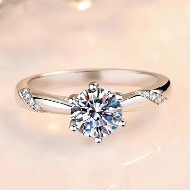 925银莫桑石戒指 925银莫桑石戒指六爪女戒