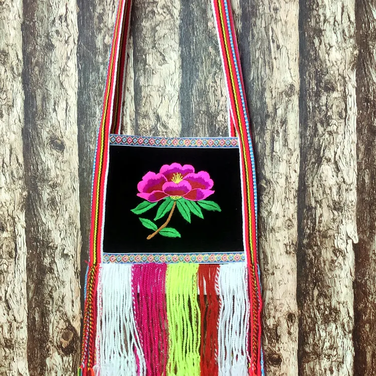 傈僳族手工刺绣斜挎花腊表