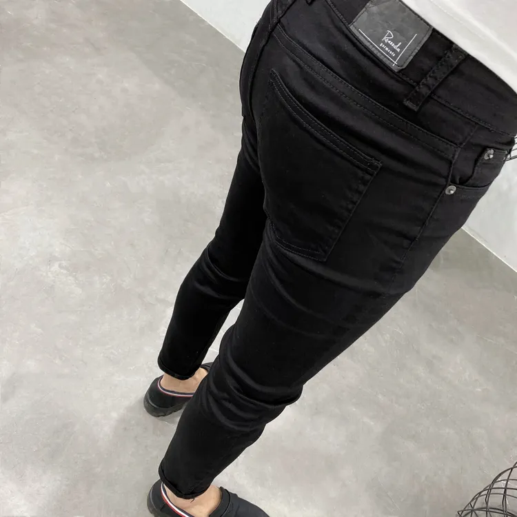一条时尚百搭的纯黑色修身小脚九分牛仔裤男潮夏秋青年弹力休闲男
