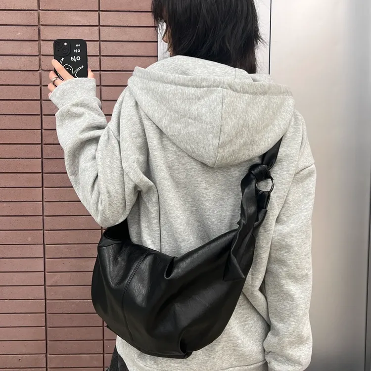 小众质感褶皱软皮牛角包女复古休闲通勤饺子包简约百搭单肩斜挎包