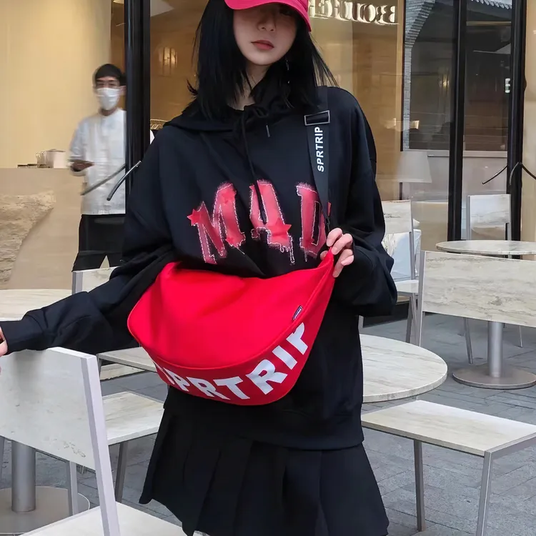 慵懒风时尚月牙饺子包大包女2025夏季潮百搭防水牛津布单肩斜跨包