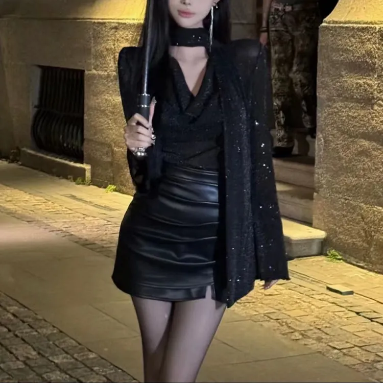 秋季新款闪闪微透时尚V字荡领上衣百搭皮裙