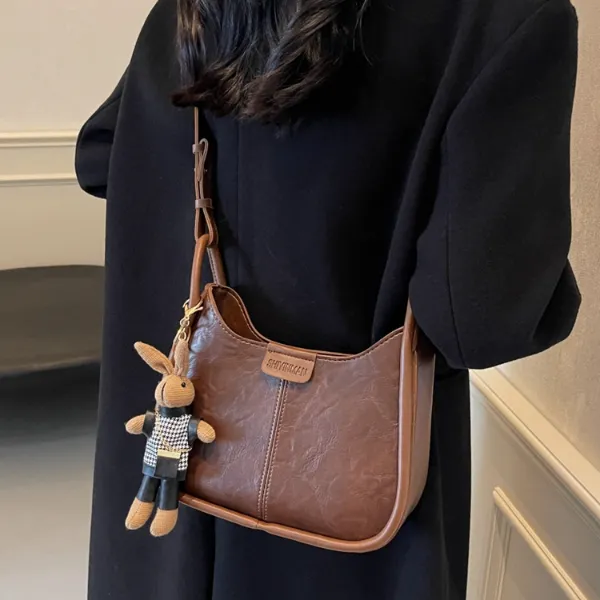 今年流行包包女式2024新款秋冬复古百搭斜挎包通勤单肩腋下水桶包