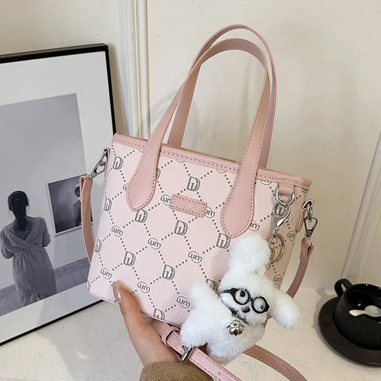 今年流行小包包女2024春夏新款手提水桶包质感洋气百搭通勤斜挎包