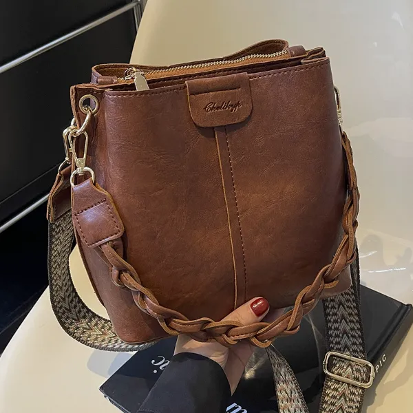 高级质感小包包女2024秋冬新款单肩腋下包复古简约通勤斜挎水桶包