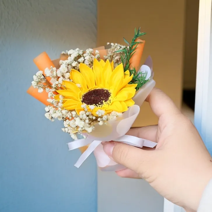 车载香薰出风口迷你小花束永生干花束汽车装饰摆件空调香氛夹玫瑰