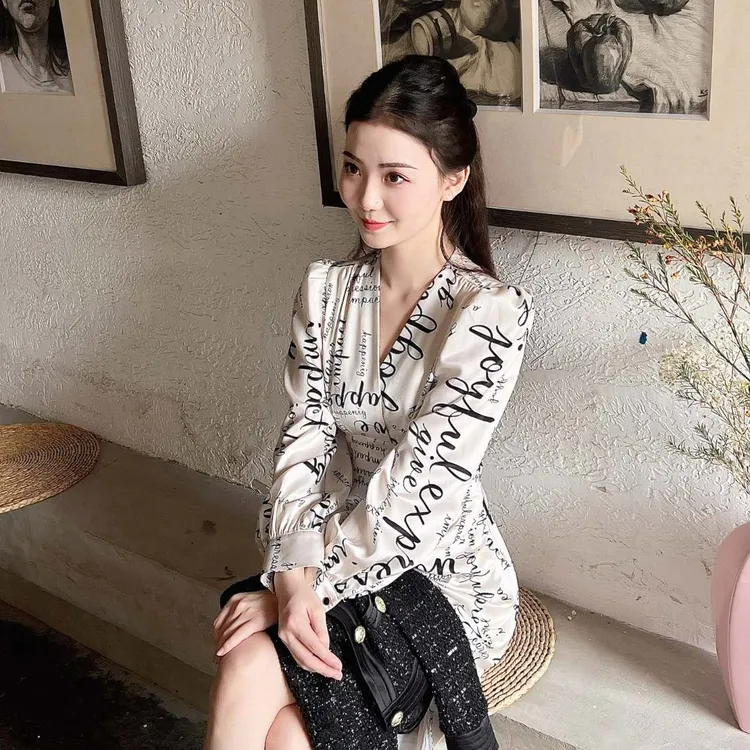 现货2025年春秋新款【海报风格】法式气质女装设计感V领连衣裙子女