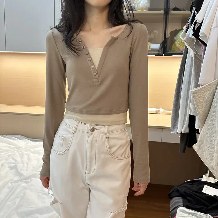 v领正肩长袖t恤女秋季新款假两件设计感小众百搭撞色修身短款上衣
