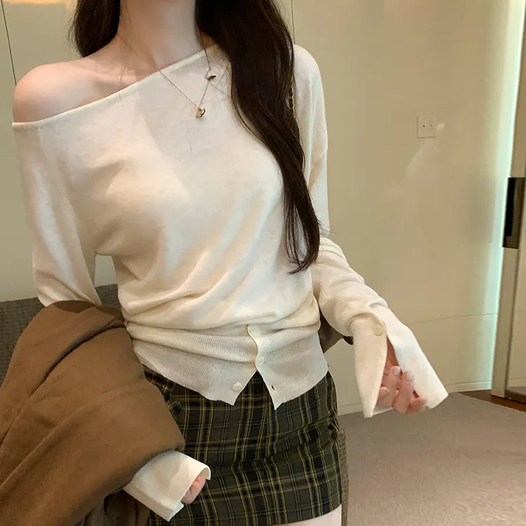 秋季纽扣开叉上衣温柔风穿搭露肩斜肩一字领羊毛针织衫女
