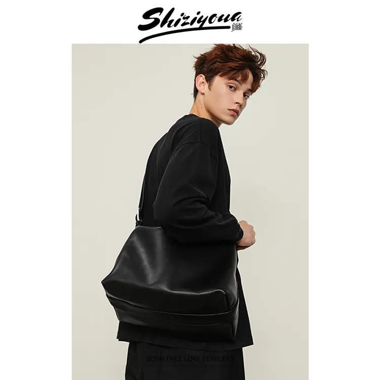 是自由啊 慵懒设计感软皮男包斜挎包2024新款极简大容量饺子包潮