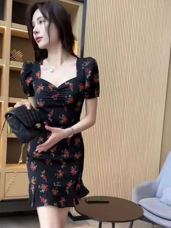 新款洋气方领泡泡袖连衣裙女法式修身高腰气质显瘦短裙2025年夏季
