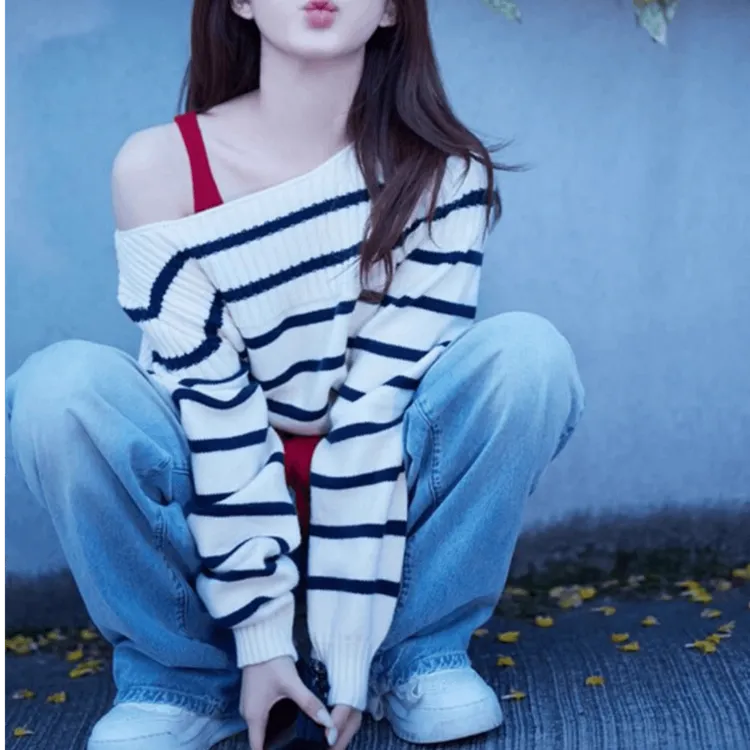 条纹撞色针织衫女早秋款女装2024一字领露肩罩衫长袖百搭韩版毛衣