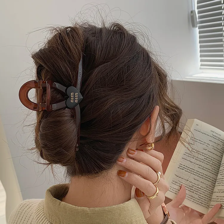 爱心亚克力抓夹大号网红2023年新款高端鲨鱼夹发夹后脑勺夹子头饰