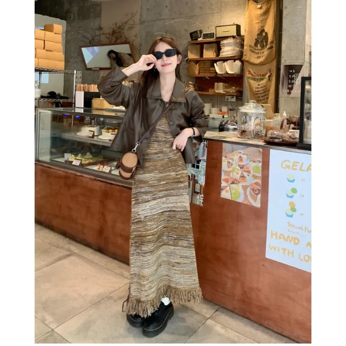 条纹吊带修身女秋冬内搭法式v领流苏显瘦针织长裙+复古皮衣外套