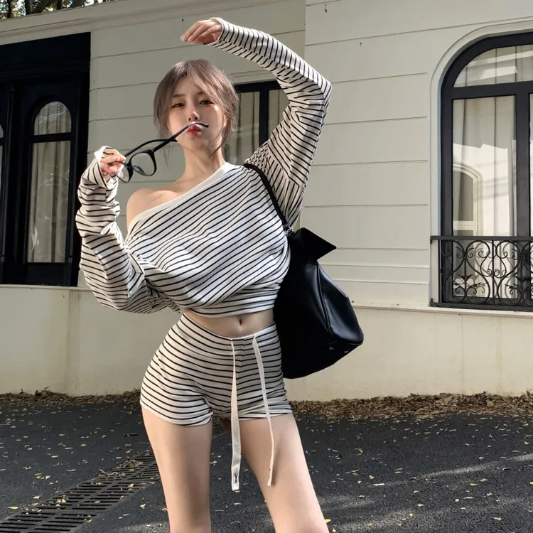 秋季新款辣妹斜肩长袖收腰黑白条纹上衣女短裤慵懒套装