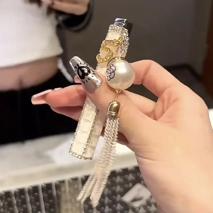 镶钻5字流苏吊坠细长条高级感精致水钻水晶链条白色打火机女士