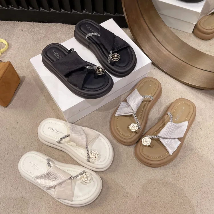 网红水钻山茶花2024夏季新款休闲百搭露趾套趾拖鞋厚底增高4.5cm