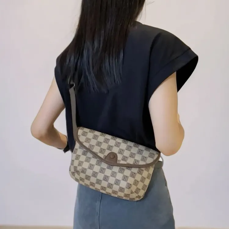 艾薇思曼2025新款时尚潮流情侣胸包轻便实用单肩斜挎女包小挎包