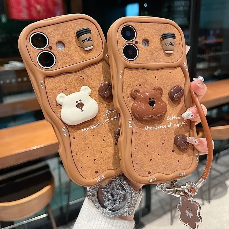 适用苹果系列iPhone16新款手机壳小熊咖啡豆手绳全包奶油边保护套