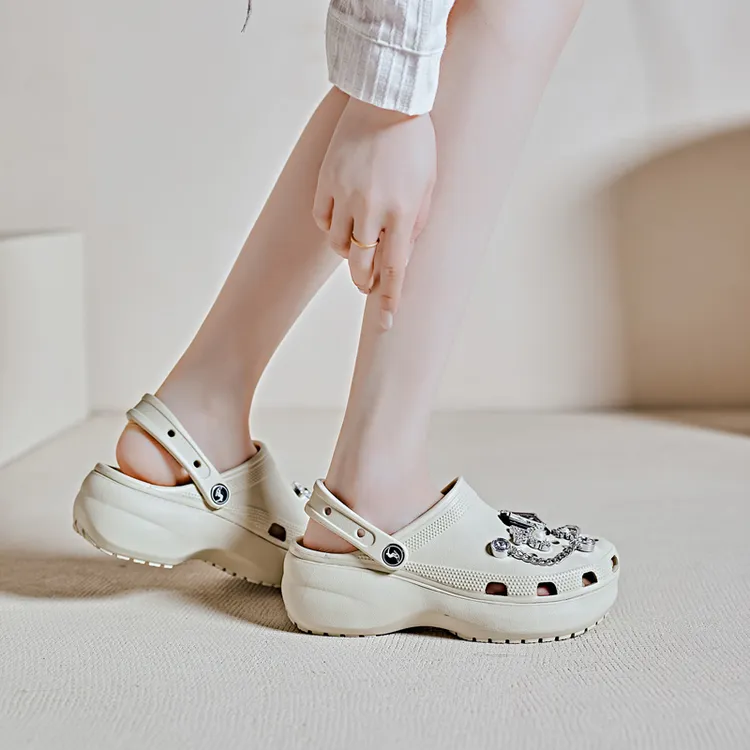 2025新款云朵洞洞鞋女款夏季外穿网红爆款防滑防臭厚底沙滩凉拖鞋