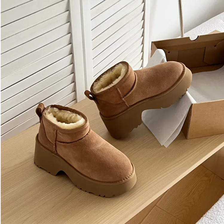 2025新款厚底人鱼雪地靴高跟桑坡皮毛一体冬季女士时尚保暖短款靴