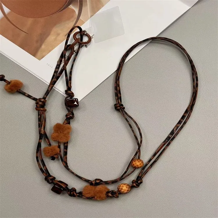 爆款豹纹绳方块搭配包包造型毛球手机壳的豹纹手机绳挂件